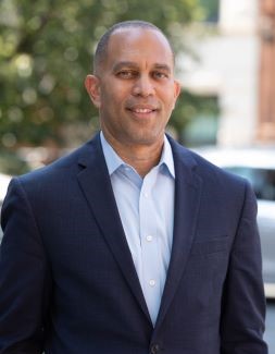Portrait of Rep. Hakeem Jeffries.